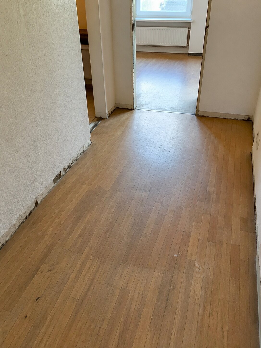 Abgenutzter Boden vor der Renovierung